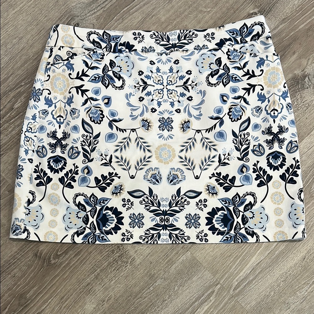 Croft & Barrow Blue White and Tan Skort